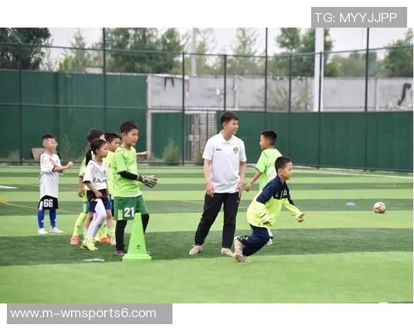 暑期足球培训班开启青少年足球梦想之旅培养运动技能与团队精神